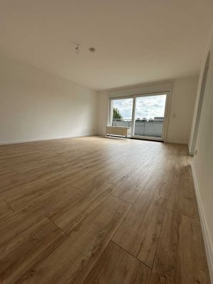 Helle komplett renovierte 3-Zimmer-DG-Wohnung in Thiede-Lindenberg mit großem Balkon