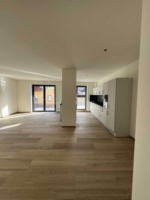 Erstbezug von Privat: Luxuriöse 3-Zimmer-Wohnung mit Balkon im 1. OG in Kleinkahl