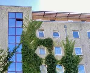 Exklusive, moderne DG-Wohnung mit 10 m2 Süd-Terrasse und EBK (vermietet)
