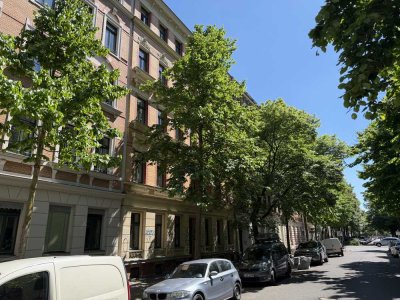 Stilvolle 4-Raumwohnung mit 2 Balkonen, Aufzug & Gartenmitbenutzung in denkmalgesch. Gründerzeithaus