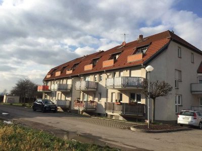 Nette Singlewohnung, saniert, Balkon, Stellplatz, wertige Einbauküche, renoviertes Bad