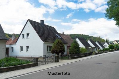 Einfamilienhaus mit Doppelgarage und Terrasse