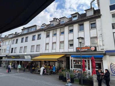 Einfach ausgestattete 5-Zimmer-Wohnung mit Balkon mitten in der City von Solingen