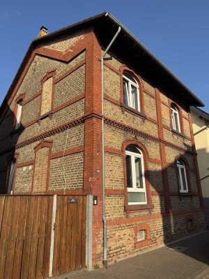 Kernsaniertes, freistehendes, Nahverkehr angebundenes Stadthaus mit Garten – von privat