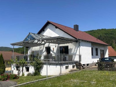 Ein Ort zum Aufblühen: Lichtdurchflutetes Wohnhaus mit Garten & Sonnenterrasse in Traumlage