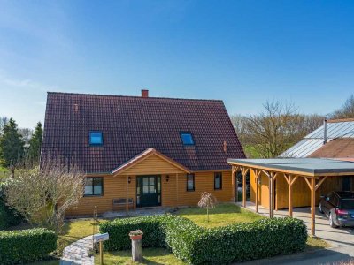 Natürlich. Gemütlich. Einladend. Landhaus aus Holz mit Feldblick