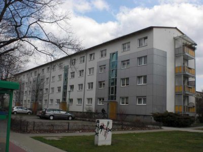 bezugsfertige 2-Raumwohnung ohne Durchgangszimmer, mit Dusche, Badewanne und Balkon im WK III