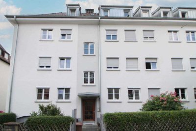 Gestaltbare Dachgeschosswohnung mit Carport in Citylage