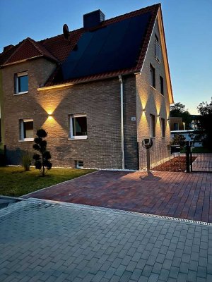 Exklusives Smart‑Energy‑Familienhaus mit 25 kW PV‑Anlage, Wallbox und großem Garten