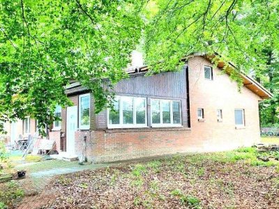 Schöner Bungalow mit Teilkeller und Doppelgarage auf großem Waldgrundstück in ruhiger Lage