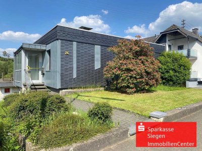 RESERVIERT!  Charmanter Flachdach-Bungalow mit Gartenidylle in Wilnsdorf-Wilgersdorf