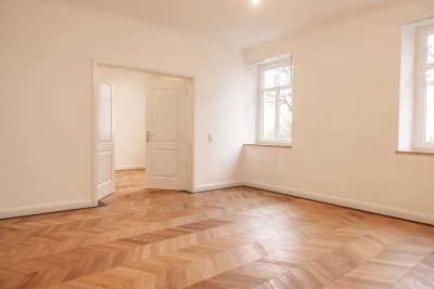Luxuriös ausgestattete 4-Zimmer-Wohnung mit großem privaten Garten in saniertem Gründerzeitpalais