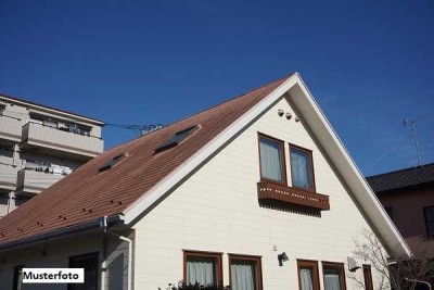 Einfamilienhaus und Garage