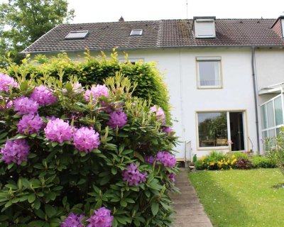 *** D-Benrath: Reihenhaus mit Potential -  Platz für Ihre Ideen in begehrter Lage! ***