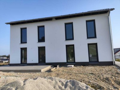 Moderne Doppelhaushälfte in Eichendorf – KfW40 Neubau zur Vermietung