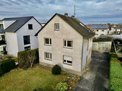 Zweifamilienhaus - baufällig - mit kleiner Halle
auf großzügigem Grundstück