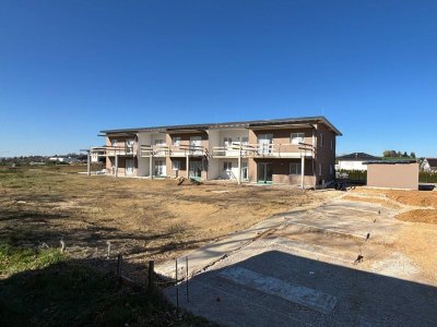 Gartentraum zum kleinen Preis! Barrierefreie Neubau 2-Zimmerwohnung Top 2 mit Loggia / Terrasse und 128 m² Eigengarten, Carport und Parkplatz in Ried im Innkreis