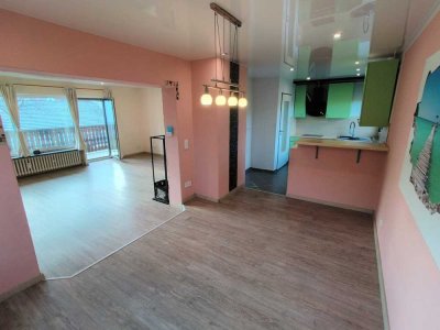 Großzügige, sanierte 3-Zimmer-Wohnung mit Loggia, Garage und idyllischem Garten in zentraler Lage