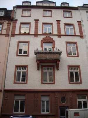 Möbilierte charmante Dachgeschoß-Wohnung im Stilaltbau in Frankfurt-Bockenheim