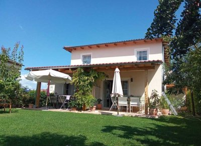 Haushälfte mit 125,9 m², überdachter Terrasse & - Gartenblick, ruhig, top Lage.