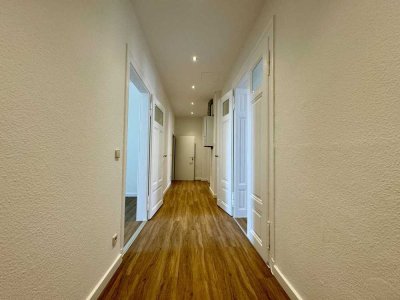 Renovierte große 3-Raumwohnung mit Balkon, Kamin und Stellplatz