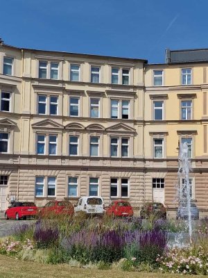 Repräsentativ in Top-Lage!
2 Wohnungen + 2 Gewerbeeinheiten
2 Wohnungen werden noch 2025 frei!
