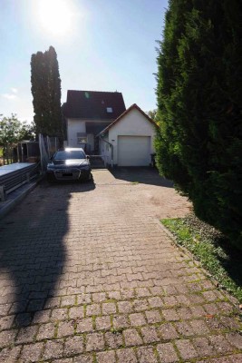 Einfamilienhaus mit Garage und großem Garten in Hahnheim