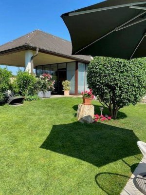 LIEBEVOLLER BUNGALOW MIT ATEMBERAUBENDEM GRUNDSTÜCK UND POOLBEREICH IN TRAUMHAFTER RUHELAGE MIT HERRLICHEM GRÜN- UND AUSBLICK IN UNMITTELBARER FELDRANDLAGE