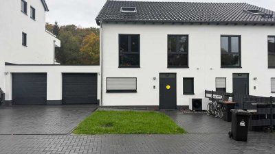 Wohnen im Grünen! Neubau mit viel Platz für die Familie: Garten, Terrasse, Balkon, Garage