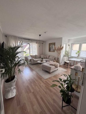 Großzügige, helle 2-Zimmer-Wohnung mit Balkon & maßgefertigte Einbauküche