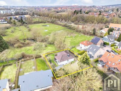 Winkelbungalow mit ausgebautem Vollkeller in direkter Feldrandlage mit Weitblick