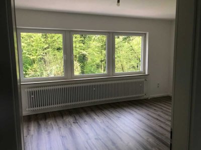 Sanierte & helle 2-Raum-Wohnung mit Balkon in Köln Flittard