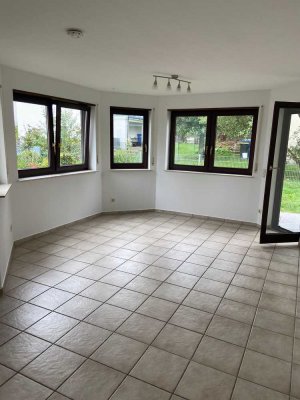 Schöne helle 2-Zimmer Wohnung mit Garten und schöner Terrasse