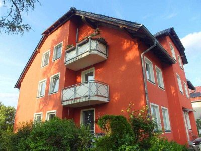 Ruhige 2-Zimmer-Wohnung mit Westbalkon, neuem Laminatboden "Dielenoptik", sep. Küche & Badewanne