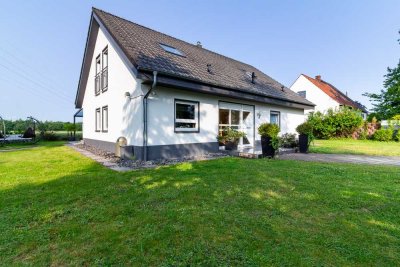 KÄUFERPROVISIONSFREI: Moderner Komfort und Wellnessgenuss – Zweifamilienhaus mit großem Grundstück!