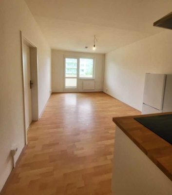 *Für Paare/Single oder Berufstätige*  Ruhige und helle 2-Raumwohnung + Einbauküche + Balkon!!!