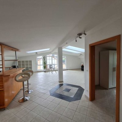 Lichtdurchflutete, moderne 2-Zi. DG-Wohnung