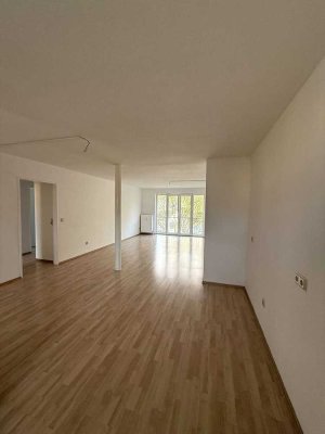 Große helle 3-Zimmer-Wohnung in ruhiger Lage zu vermieten.