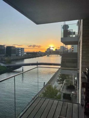 Auf dem Balkon über der Elbe: Ihr möbliertes Zuhause in der Hafencity