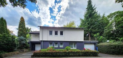 = H = FREISTEHENDES ZWEIFAMILIENHAUS IN TOP WOHNLAGE ! 2X GARAGEN, TERRASSEN, GARTEN = H =