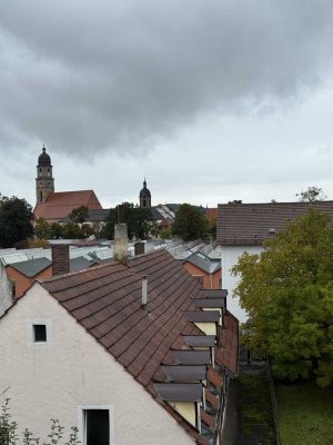 Zentrale, geräumige DG-Wohnung in 3-Parteienhaus!