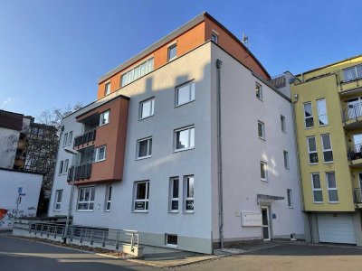 Stilvolle, geräumige und neuwertige 3.5 Zimmer-Penthouse-Wohnung mit Terasse und Einbauküche in Jena