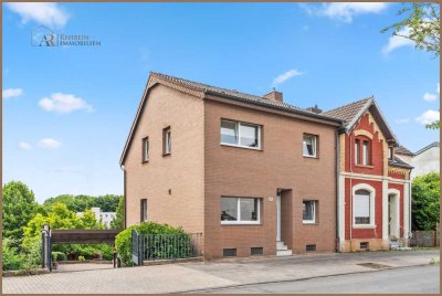 Attraktive Doppelhaushälfte mit Garten, Doppelgarage und viel Potenzial
