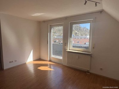 Helle 2,5-Zimmer-Dachgeschosswohnung mit 2 Balkonen und 2 Duplexparker