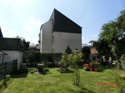 Dreifamilienhaus mit grossem Garten und 3 Stellplätzen und Metallcarpot in Troisdor