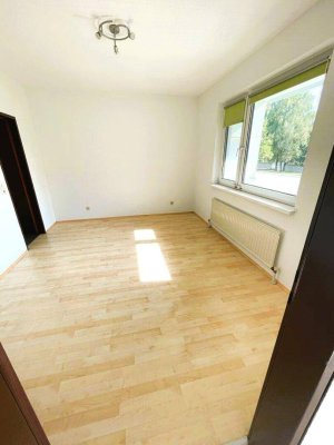 Sonnige 2-Zimmer Wohnung mit Loggia, separater Küche und schönem Grünblick!
