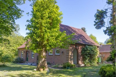 Großzügiges Landhaus mit viel Gartenland im Grünen am Segeberger Forst - ehemalige Dorfschule