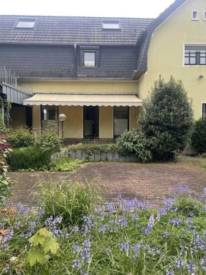 Geräumiges 7-Zimmer-Mittelhaus im Vierkanthof in Düsseldorf Angermund
