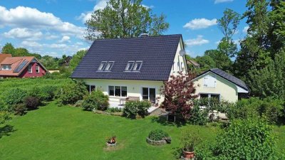Großzügiges Einfamilienhaus mit idyllischem Garten und Wasserblick