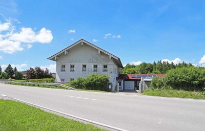 Wohnhaus mit zwei Wohneinheiten auf sehr großzügigem Grundstück in Siegsdorf